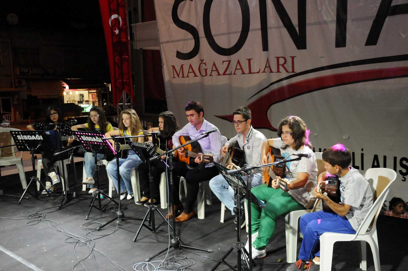 Kursiyerlerden gitar ve bağlama resitali 