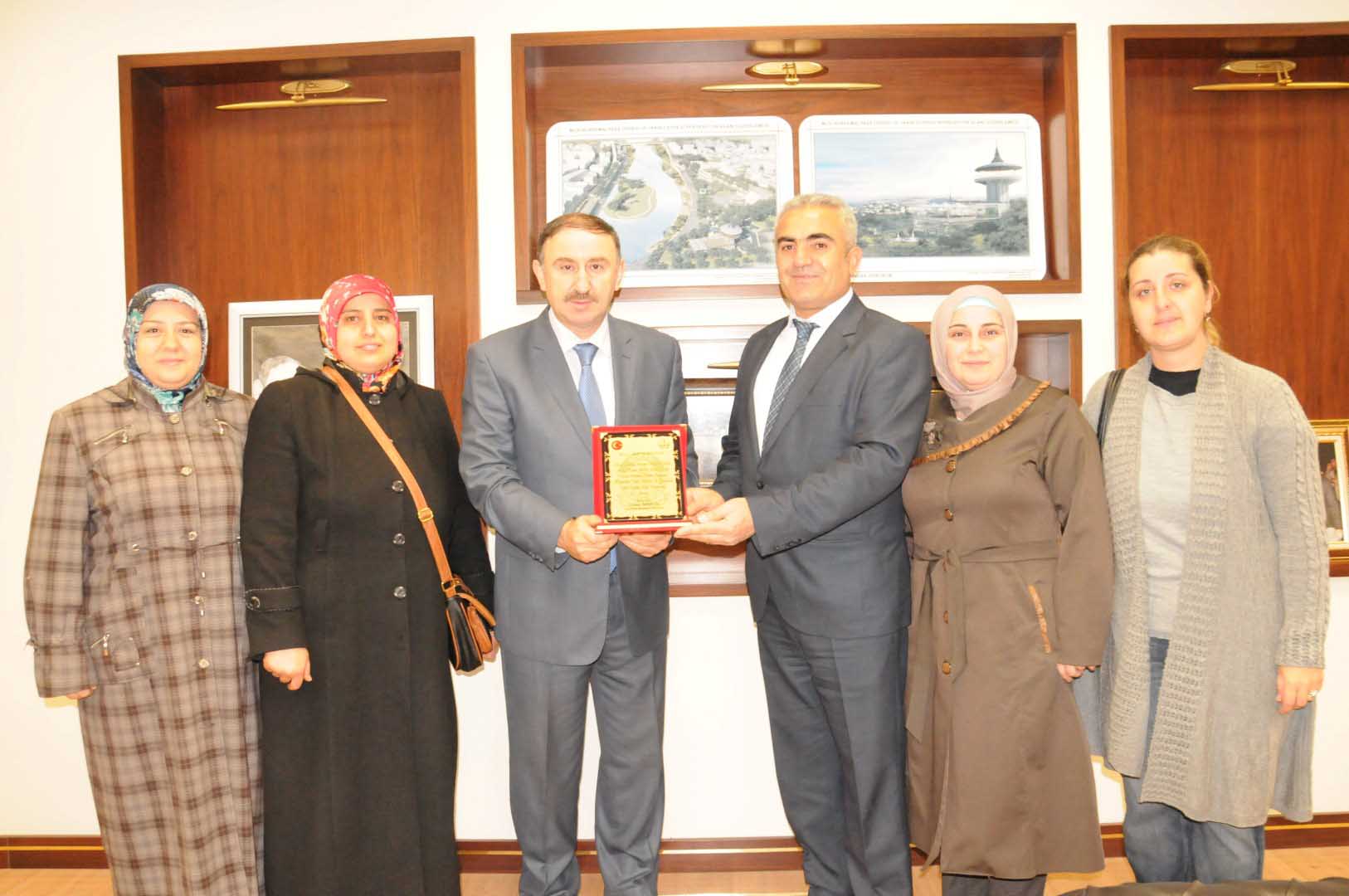 Mevlana Okulu’ndan Başkan Kurtulan’a plaket 
