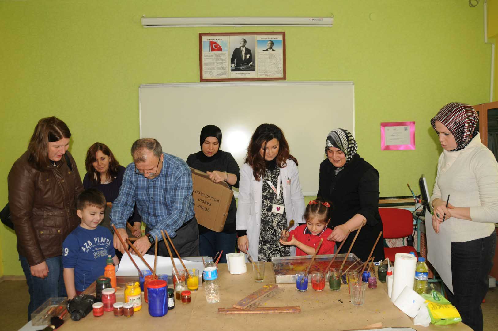 Minik öğrenciler ‘ebru sanatı’ ile tanıştı