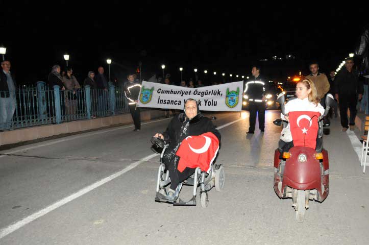 Mustafakemalpaşa ‘Cumhuriyet’ için yürüdü 