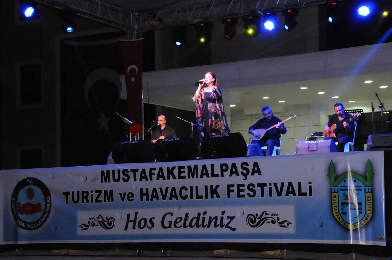 Mustafakemalpaşa’da gökyüzü renklendi