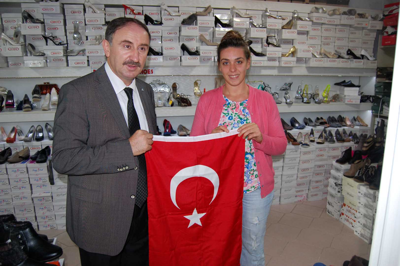Mustafakemalpaşalılara 6 bin Türk Bayrağı 