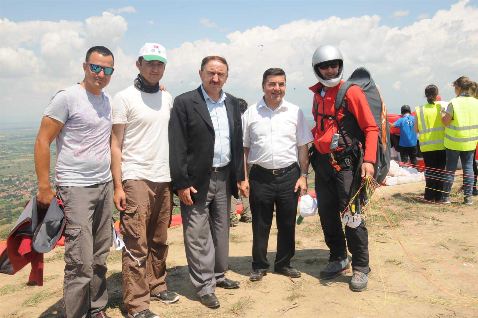 Paraşütçüler Mustafakemalpaşa’da buluştu 