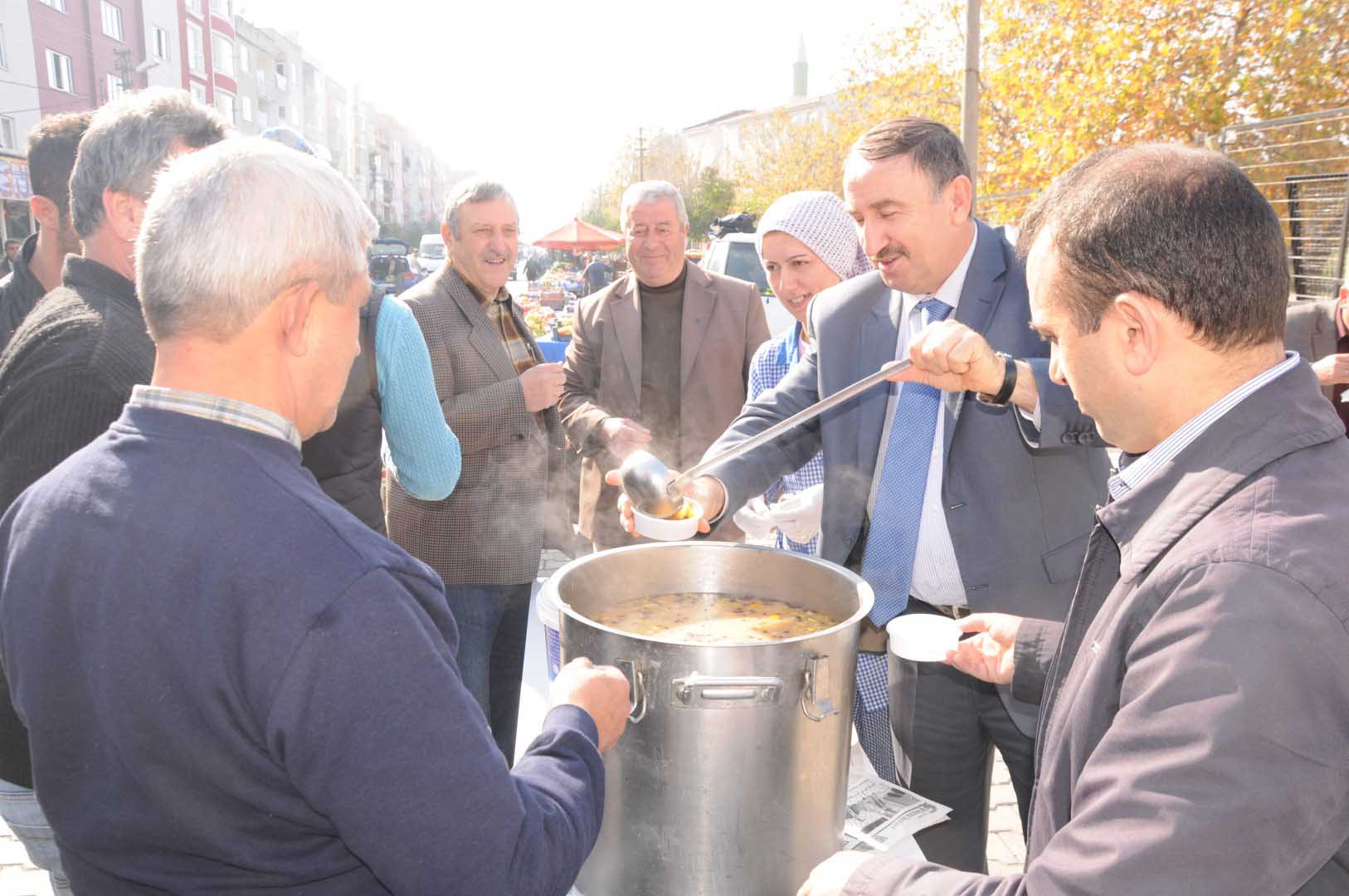 Pazar Yeri’nde aşure ikramı 