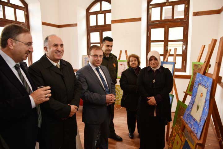 Uğur Böcekleri'nden 'Ebru' sergisi 