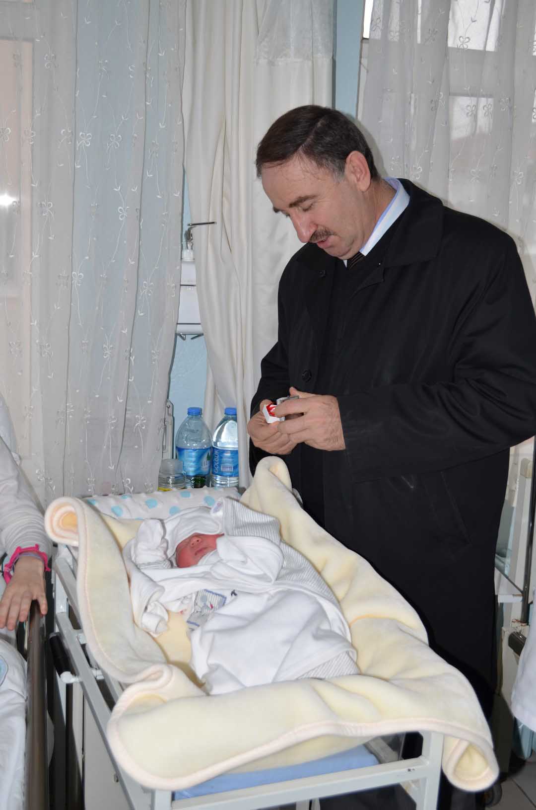 Yeni yılın ilk bebeğine hediye