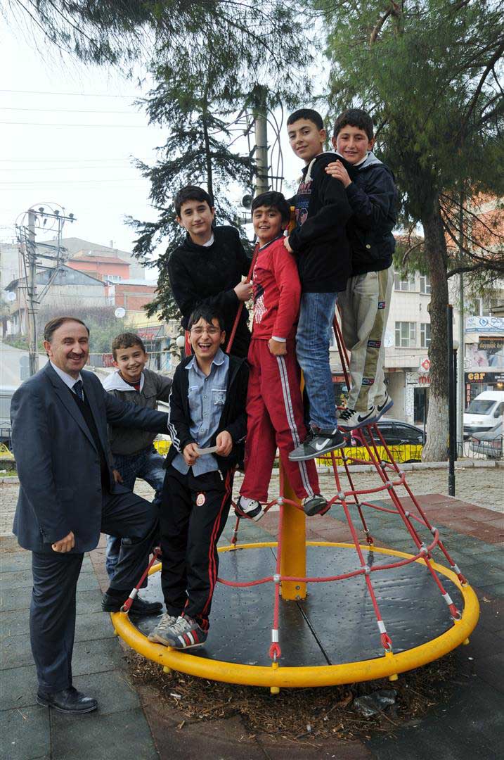 Yenilenen parklara çocuklar akın etti 